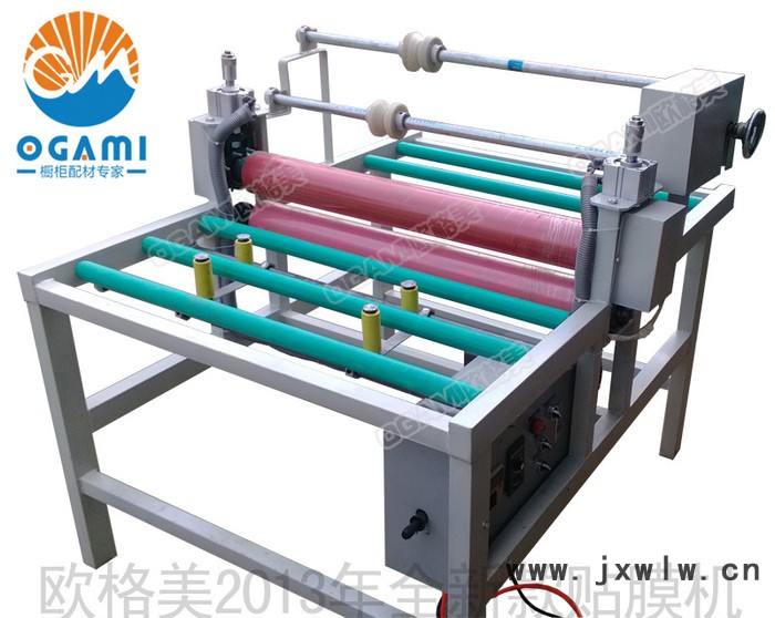 新版晶鋼門玻璃貼膜機(jī)覆膜機(jī)自動帶加熱新增定位器變速電機(jī)850