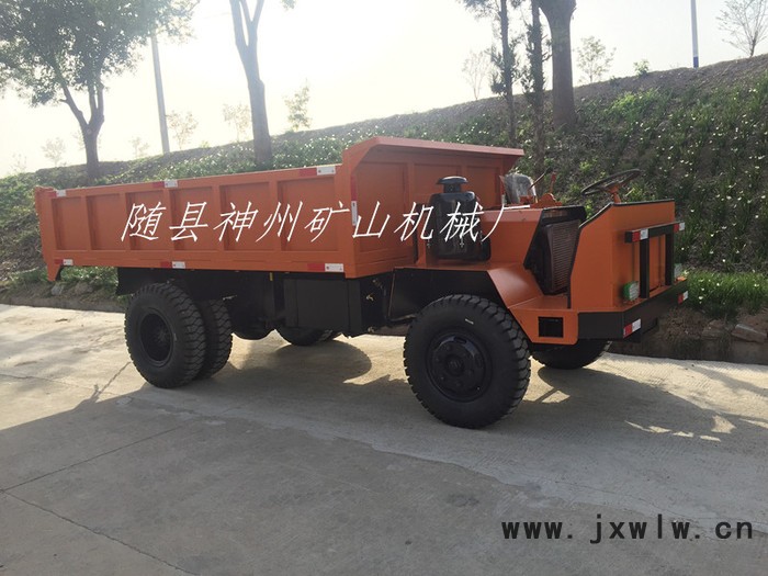 載重15噸六輪礦用車，大馬力中冷增壓發(fā)動機(jī)，18檔帶高低速變速箱，液壓方向，雙液壓自卸油缸，礦山加強(qiáng)型輪胎