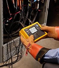 Fluke 1735電能記錄儀是從事能量研究和基本電能質(zhì)量記錄的電工或技術員的理想工具。利用隨儀器提供的柔性電流探頭和彩色顯示屏，在數(shù)秒鐘之內(nèi)即可配置好1735。1735可記錄絕大多數(shù)電能參數(shù)、諧波，以及捕獲電壓事件。